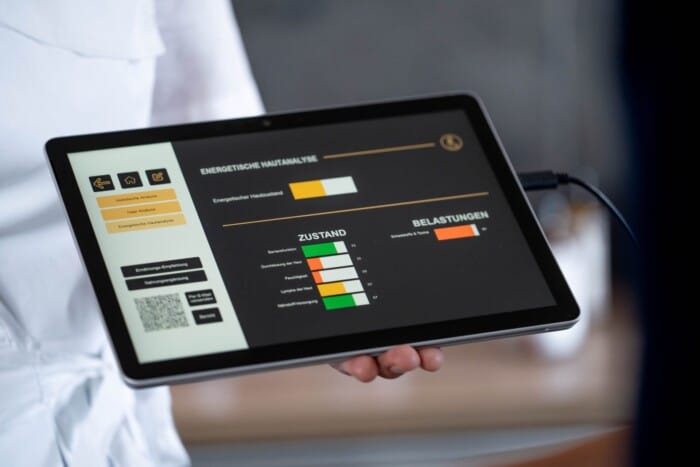 Das Tablet mit Ansicht der Software, auf der die Ergebnisse der energetischen Hautanalyse dargestellt werden.