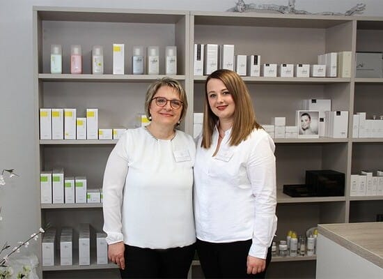 Hannelore Endres und eine Mitarbeiterin